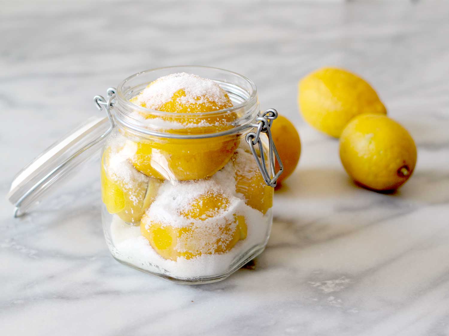 Memakai pasta lemon dan garam - 10 Cara Mujarab Menghilangkan Gigi Kuning