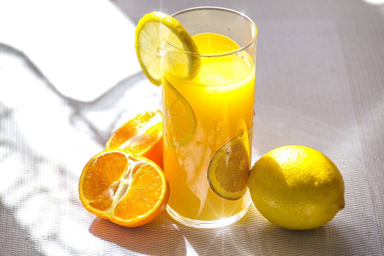 Menggunakan kulit jeruk dan jus lemon - Panduan Praktis Cara Memutihkan Gigi Menggunakan Kulit Jeruk