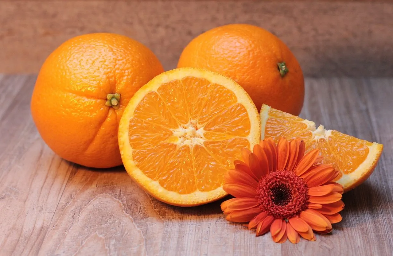 Mengonsumsi buah dengan kandungan vitamin C - Ini 10 Cara Menghilangkan Plak Gigi yang Bisa Kamu Coba