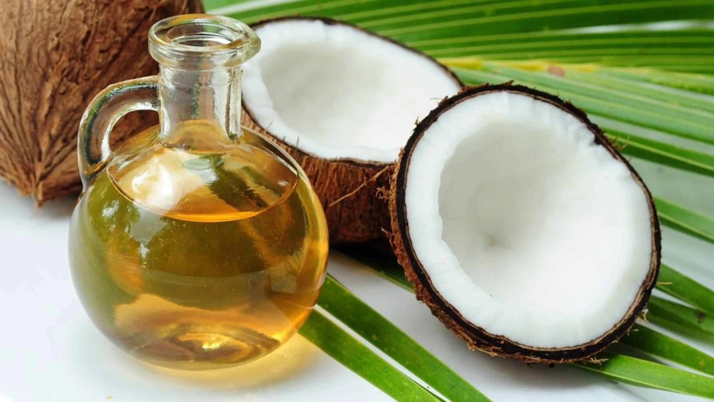 Berkumur dengan minyak kelapa - Ini 10 Cara Menghilangkan Plak Gigi yang Bisa Kamu Coba