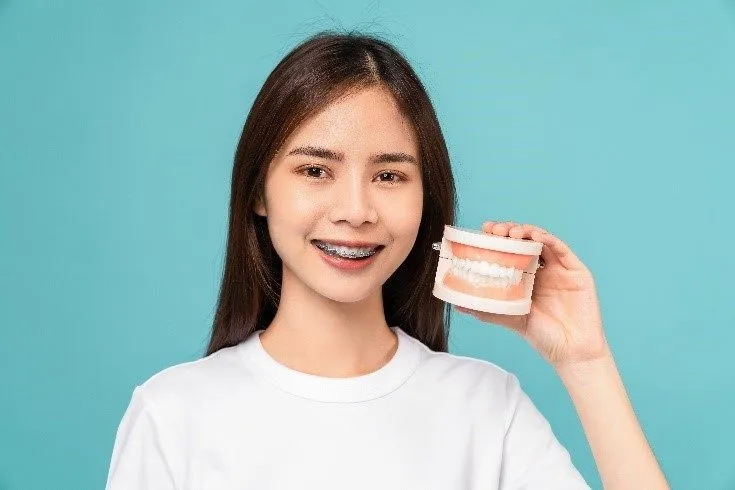 Ternyata Memakai Behel Juga Menimbulkan Beberapa Resiko Ini!