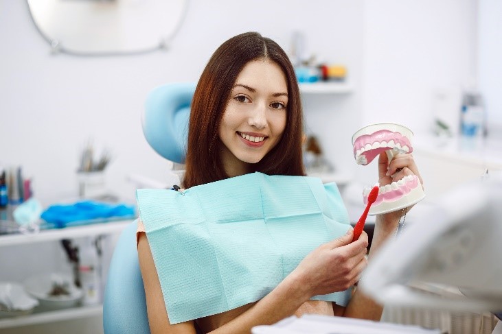 WAJIB PUNYA! 4 Alat Pembersih Gigi dan Mulut Biar Makin Terawat